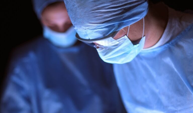 Quais os cuidados pós-operatórios da ninfoplastia?